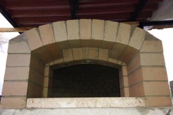 Forno a legna professionale costruito con mattoni, coltelli e tavelloni refrattari