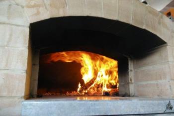 Forno a legna professionale costruito con refrattari al 42/44% di allumina