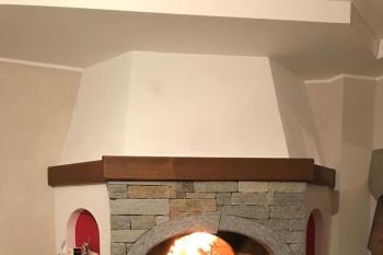 Un elegante  forno a legna costruito da un appassionato in tavernetta.