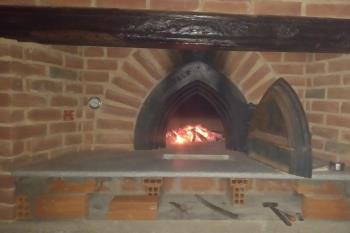 Un forno a legna per pane come si faceva 100 anni fa.